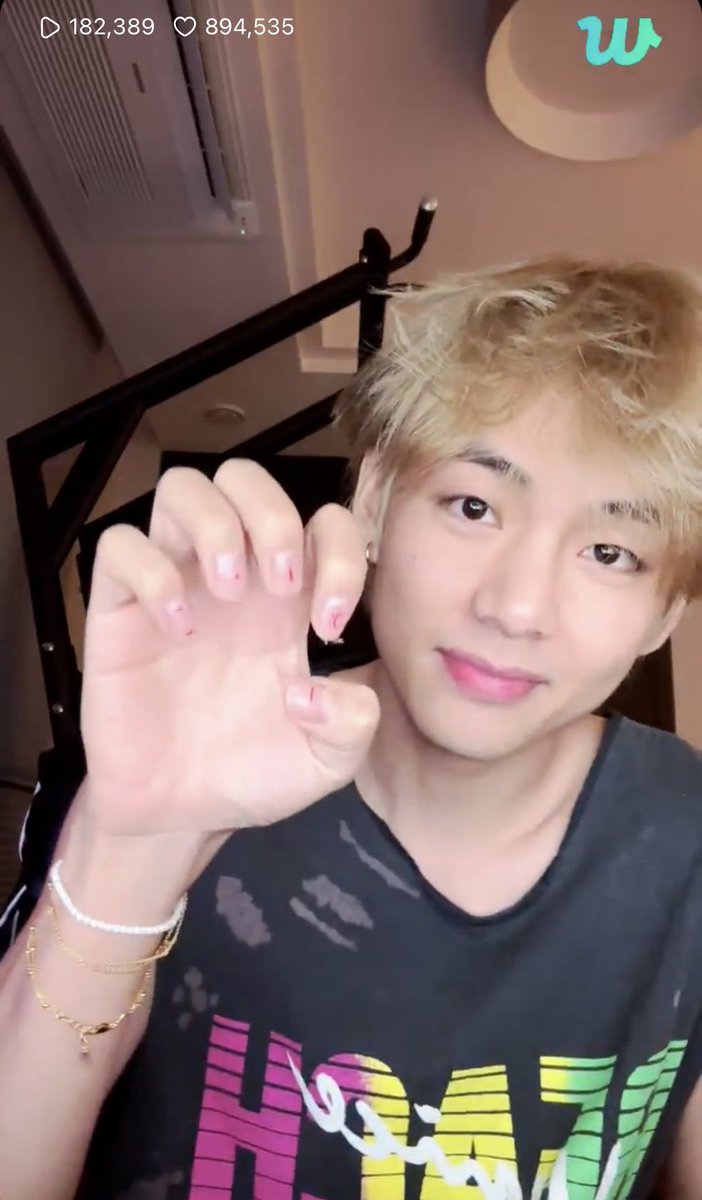 taehyvngpics's tweet photo. Look his pretty nails 🥹 https://t.co/NVi40OAZYL