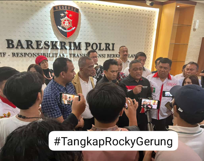 Penghinaan kepada pemimpin Negara bukanlah suatu kritik tapi lebih dari pada itu adalah penghasutan kepada publik untuk membenci.... Dan inilah contoh manusia yg pintar dalam mengumbar kalimat2 yg dramatis tapi bobrok dalam berakhlak....
#TangkapRockyGerung