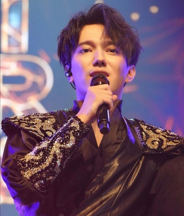 monica_valdi's tweet photo. @Lnda1904 WAITING FOR WEEKEND 🎶‼️
#NewMusicSoon
@dimash_official 🎼 ilumina el escenario con su talento 💐🌹🪻

#DimashInspiringVoice 🌅✌🏼
#Omir_Dimash #Together_Dimash #TheStoryOfOneSky
🎶🎧🎙️✨ https://t.co/imtH7efoRs