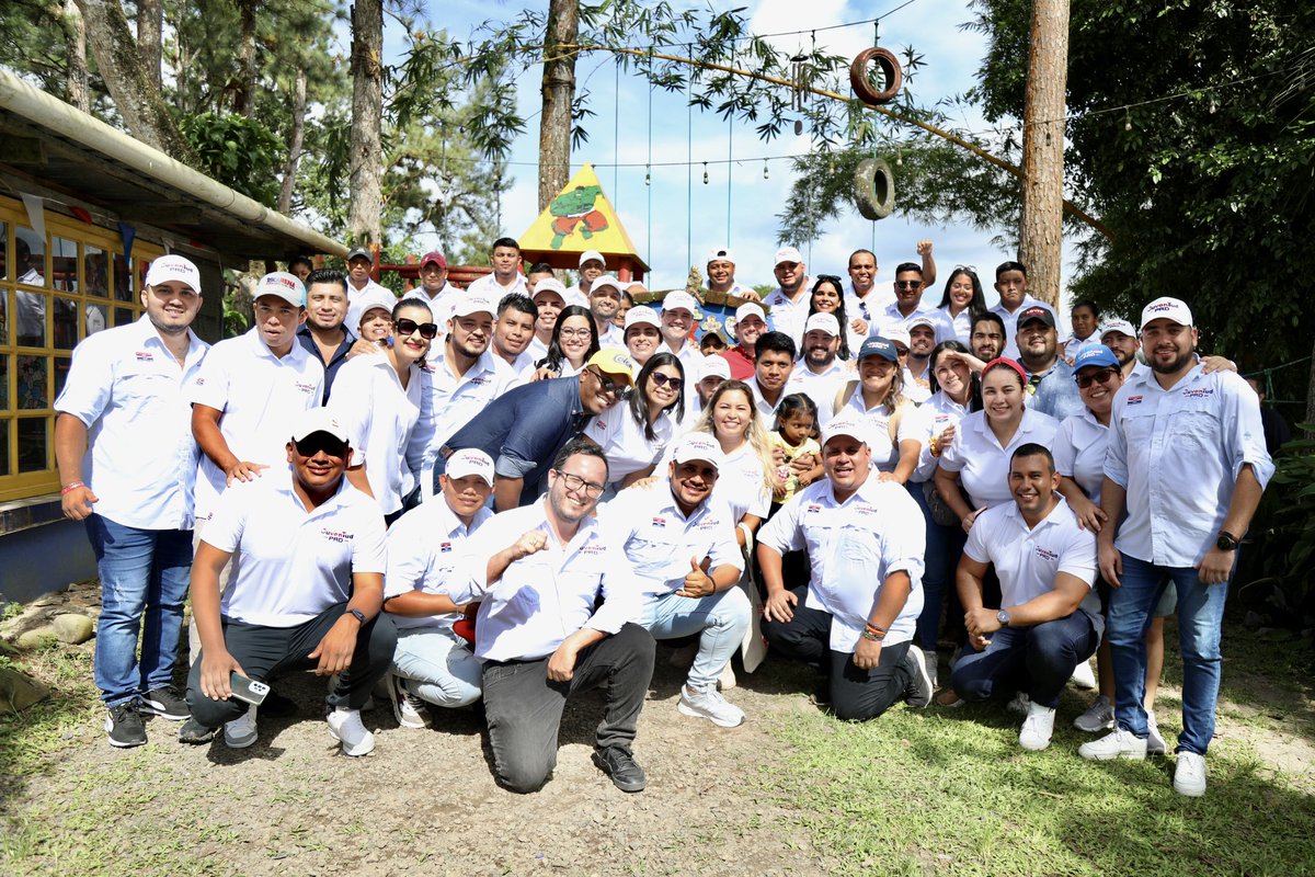 gabycarrizoj's tweet photo. Las ideas y acciones de Omar siguen vigentes en nuestra juventud. Su ejemplo augura un futuro con visión de progreso y bienestar social para nuestro país. @juventud11_ https://t.co/FanCYeg8Ux