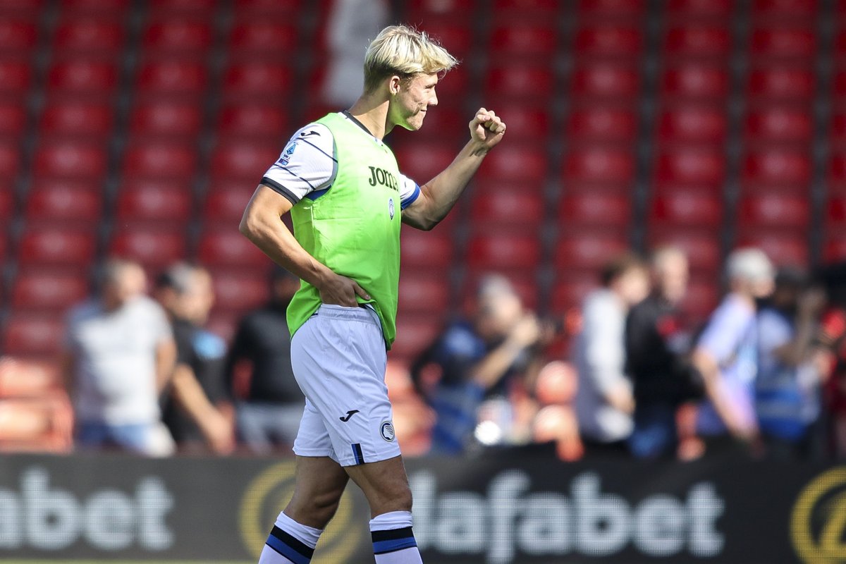 utdreport's tweet photo. Rasmus Hojlund didn't train with Atalanta today. He is waiting for paperwork to be completed before flying to Manchester [@AlfredoPedulla] https://t.co/9EXAcbi497