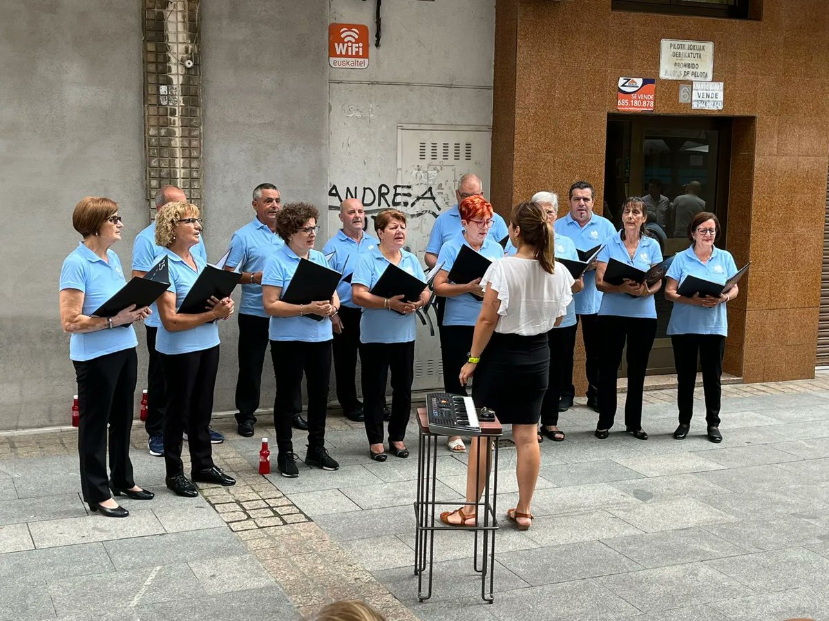 gorabarakaldo's tweet photo. Gratos recuerdos conmemorando Santiago con nuestros amigos y amigas del @centrogalego 

@amaiadelcampoberasategi #alkatea #barakaldo https://t.co/JgFjkB2UGP