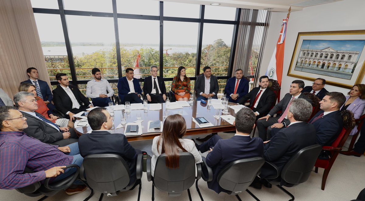 Conversamos con la Comisión Directiva de la Cámara de Diputados de la importancia de un trabajo coordinado que ponga en primer lugar a las personas, para que nuestro país avance hacia adelante.