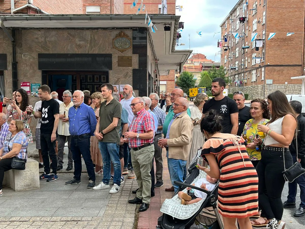 gorabarakaldo's tweet photo. Gratos recuerdos conmemorando Santiago con nuestros amigos y amigas del @centrogalego 

@amaiadelcampoberasategi #alkatea #barakaldo https://t.co/JgFjkB2UGP