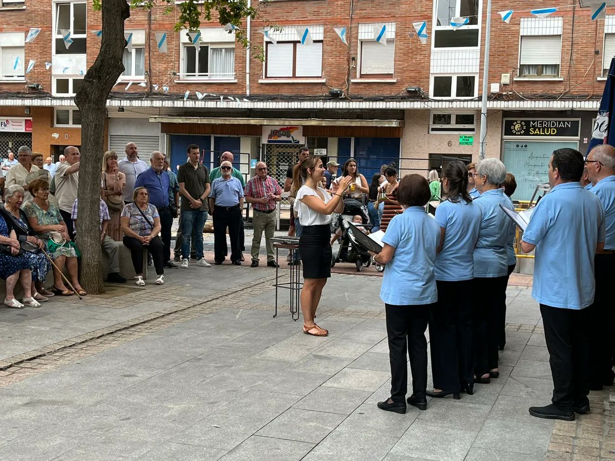gorabarakaldo's tweet photo. Gratos recuerdos conmemorando Santiago con nuestros amigos y amigas del @centrogalego 

@amaiadelcampoberasategi #alkatea #barakaldo https://t.co/JgFjkB2UGP