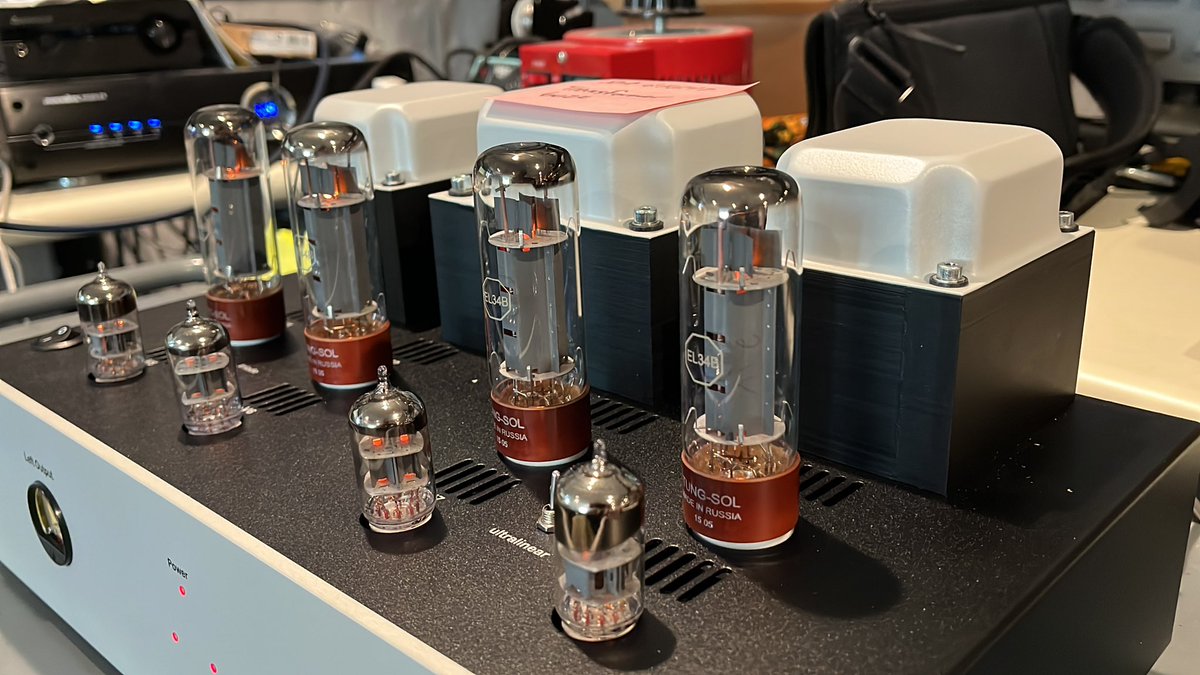tmraudio's tweet photo. ☺️It helps out Monday mornings when the office has tube amps to look forward to. #audiophile #hifi #audio https://t.co/sTsDzjJNQB