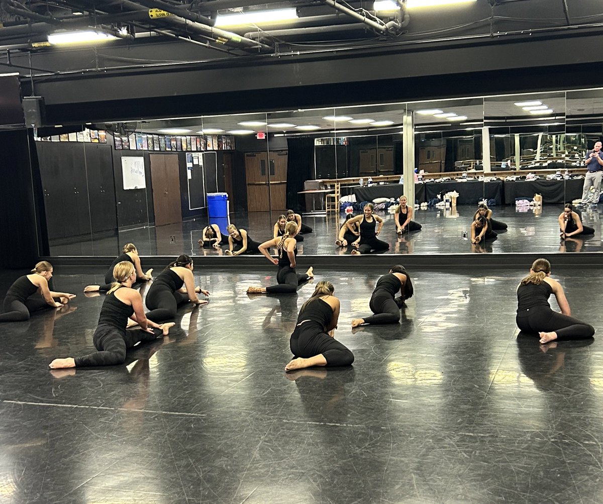 mawalker_MPCAD's tweet photo. 👯‍♀️🦅📈

Nobody prepares like our @SBS_Athletics Golden Girls Dance Team. 

#OurSBS #SoarEagle #EagleWeek https://t.co/7KBCnn3GK5