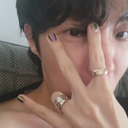 vhopebot's tweet photo. vhope and their painted nails 💅 https://t.co/EqZJYpekrB