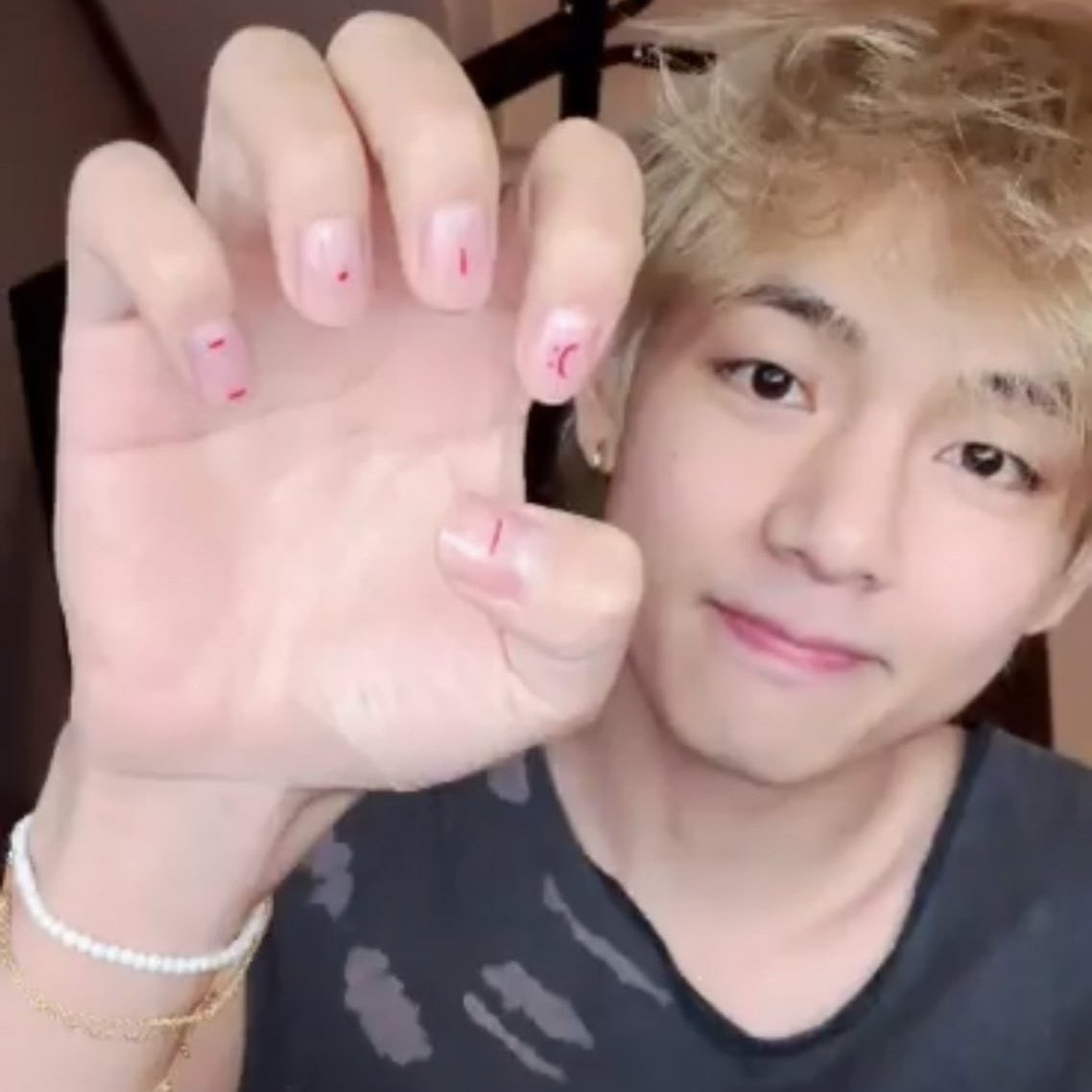 vhopebot's tweet photo. vhope and their painted nails 💅 https://t.co/EqZJYpekrB
