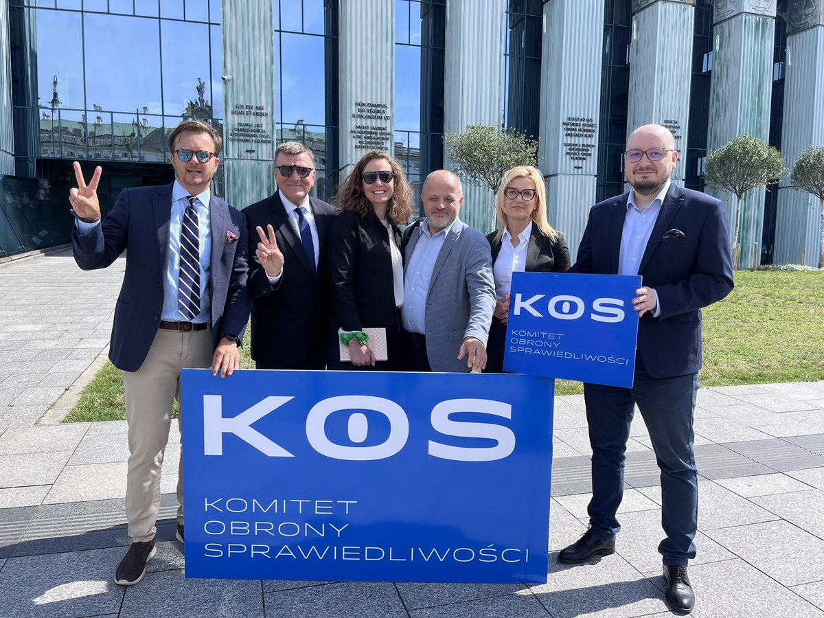 Stopraw_pl's tweet photo. 📢 Przed budynkiem Sądu Najwyższego odbyła się konferencja prasowa @KOS_Komitet w sprawie #LexRaczkowski – ustawy, której celem jest odsunięcie od orzekania jednego sędziego: Piotra Raczkowskiego.
‼️@StowProfHoldy stanowczo sprzeciwia się represjom wobec sędziów i prokuratorów! https://t.co/HXnbMSa379
