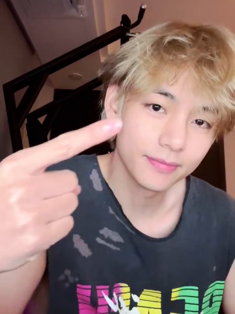 whoiskthv's tweet photo. eles simplesmente ultrapassou TODOS os significados de beleza nessa live, ele tava BRILHANDO de TÃO LINDO PQP KIM TAEHYUNG https://t.co/bxK41bC4ZH