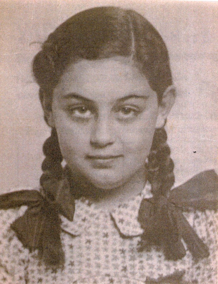 AuschwitzMuseum's tweet photo. 31 July 1932 | A Dutch Jewish girl, Rivka Regina Krzywanowski, was born in Amsterdam.

She was arrested while trying to get to Spain. She was deported to #Auschwitz from Drancy on August 1942. She was murdered in a gas chamber. https://t.co/FCqvWCgNli