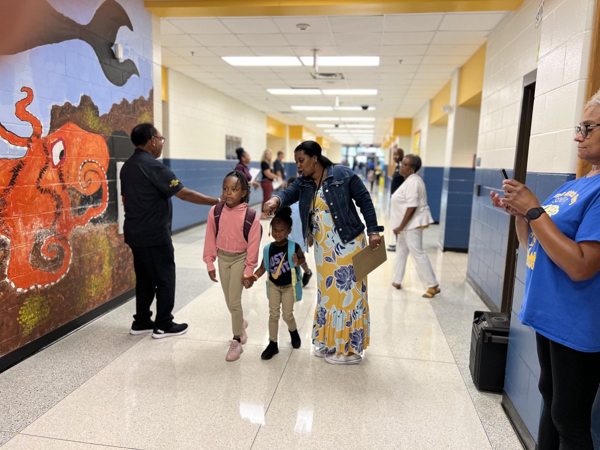 JWRiley43's tweet photo. Welcoming scholars #BacktoSchool with the support of the #CP43 Community partners and @100BlackMenIndy.ποΈ
JWR is moving #OnwardandUpward
Congratulations to our 43rd car rider family on winning a #giftcard courtesy of #CP43! @IPSSchools @AleesiaLJohnson @Erob624 #PrincipalSam https://t.co/HKs7gSItjI