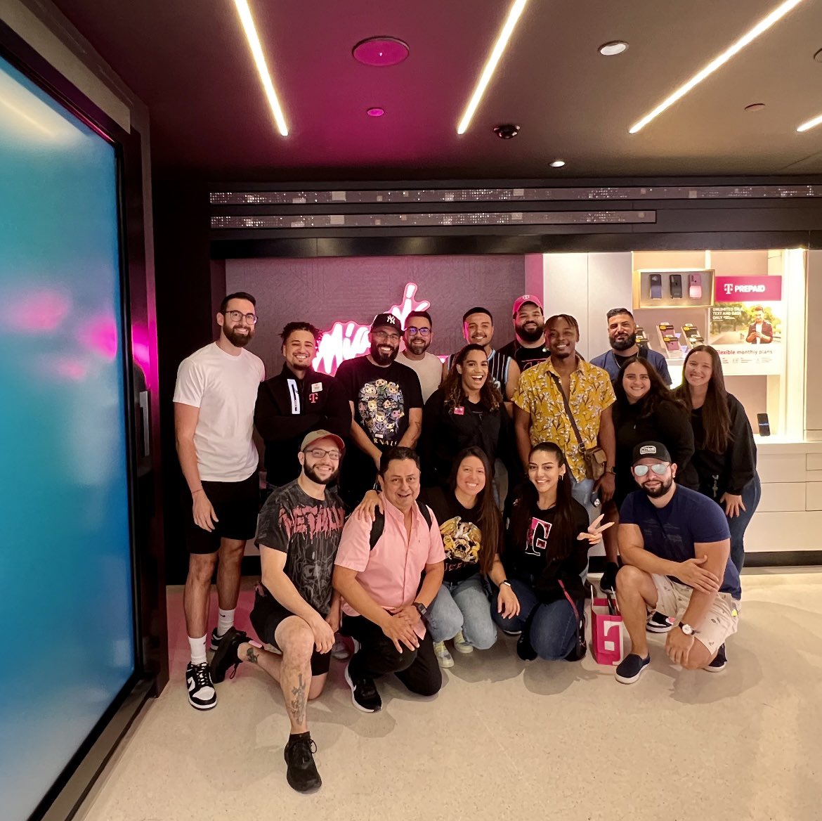 Today I said goodby to my signature mobile experts - almost 3 years of laughs, tears and growth ! I am extremely thankful to you all for the journey - I know you will take a little magenta everywhere you go ! 
Forever, SOBE VIBES 🌊☀️
#Signature