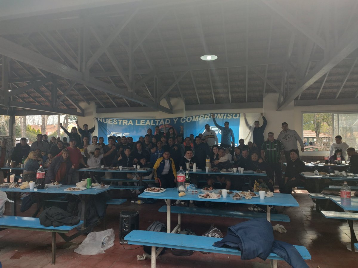 VaneRamos1402's tweet photo. Así fue nuestra jornada del día de ayer desplegando la bandera que nos identifica @BuffonePablo @juanromero3003 @gabyfranch77 @CarlosPerezSEC @Montesinocarlo1 @RICARDOMBARBAR @cocorojas83 @Laly_Ferchiuzz @Arturogordill0 @Sebasju158 @DanielOveja @carniza25 https://t.co/UL08z6zVrr