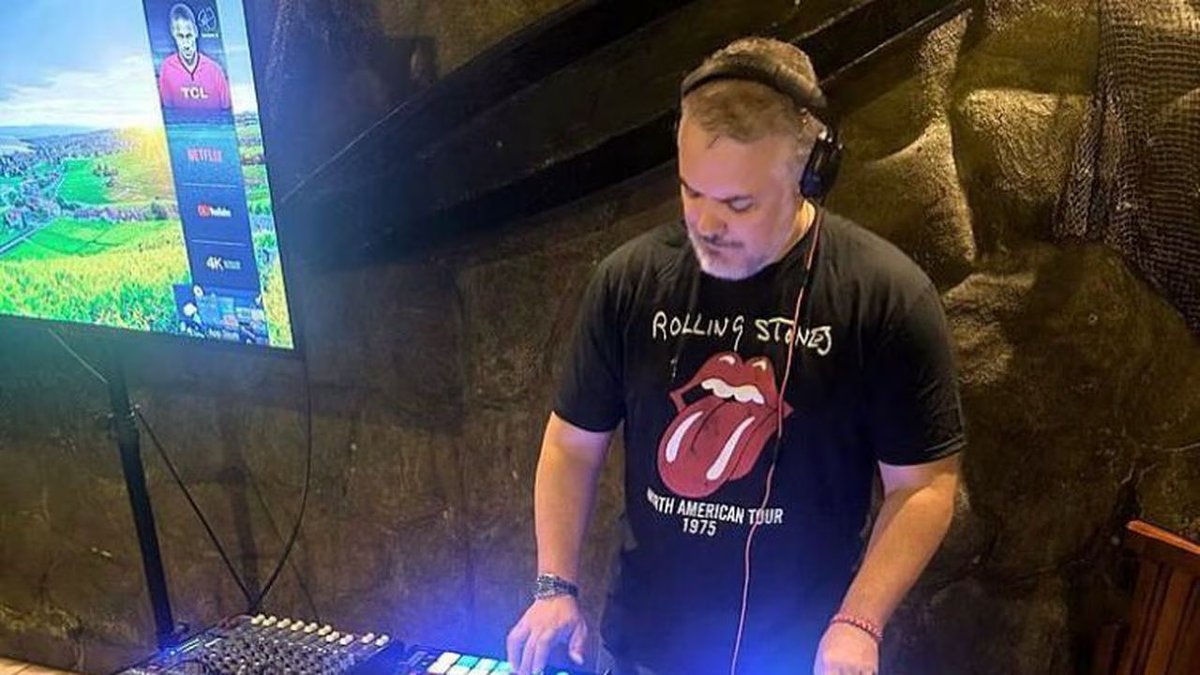 Feliandreses's tweet photo. Ivan Duque en modo #Barbie Dj 🪩#ColombiaHoy 

Abro Hilo 🧵 https://t.co/oTG8bSOyaC
