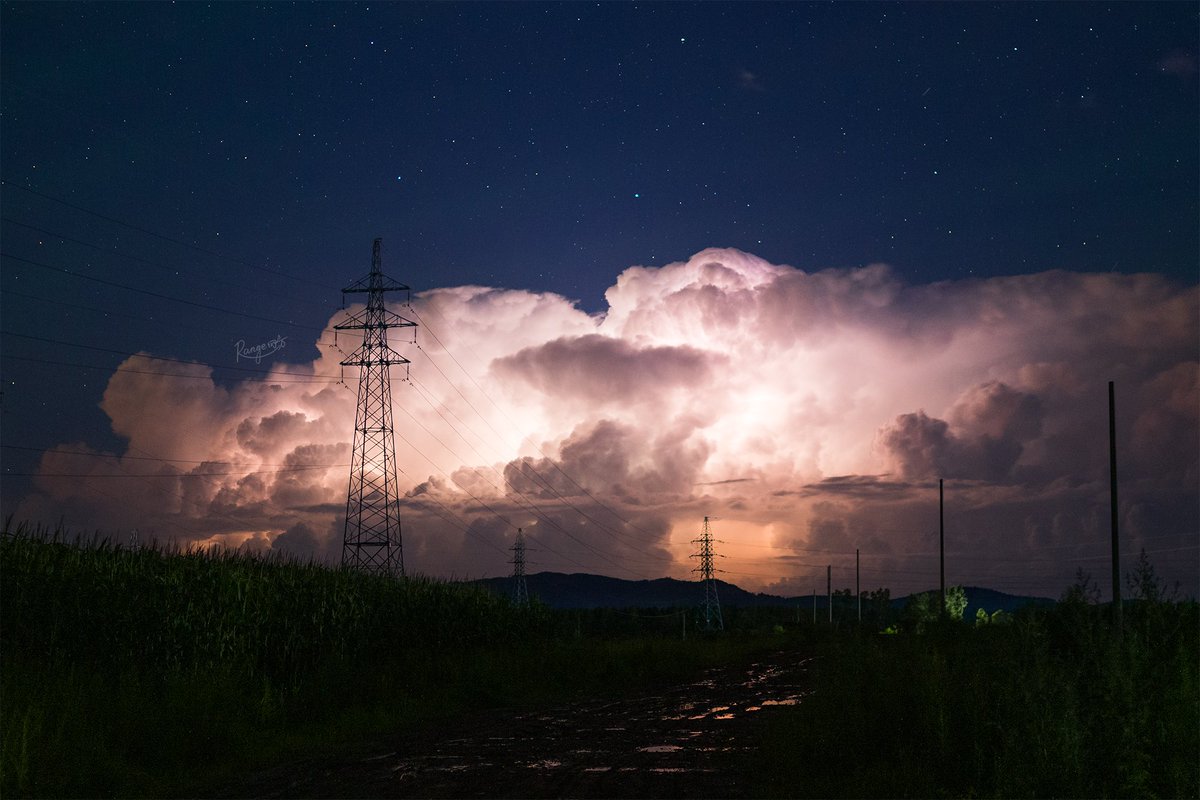 YijingLiu7's tweet photo. Lightning with huge cumulonimbus in the distant in northeast China. Deep blue sky with stars accompany with the thunderstorm in the distant,also a little bit green airglow can be faintly seen over the storm cloud.@MikeOlbinski https://t.co/Gn134FDy3j