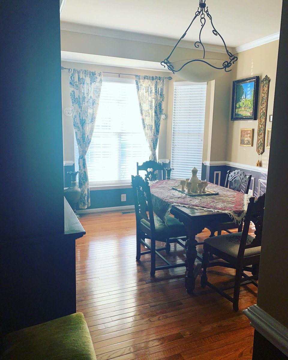 FishburneRauh's tweet photo. My dining room is a #mood today. Yet…I’m writing in the kitchen. @getfreewrite #makeamealofit #antique #oldisgood #historicalscifi #wordcountgoals #freewritefan #amwriting #draft #freewritetraveler #eatnow #editlater https://t.co/gjlhMsqgzn