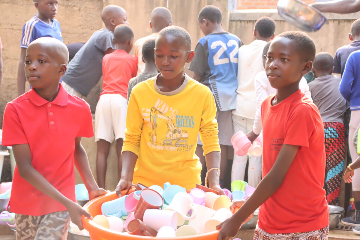 GSF_RC's tweet photo. Day 4 at the Youth Summer Sport Camp was all about creativity and innovation! Our young athletes embraced sports activities, learned the value of being creative, and persevered. They also humbly washed kitchen utensils, fostering responsibility and community spirit.
#Runbugesera https://t.co/LvCWb8Ji56