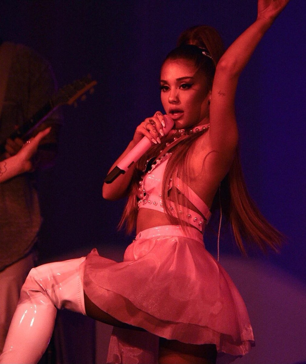 swtbaemoon's tweet photo. this ariana grande. https://t.co/oMnQTGGbgy