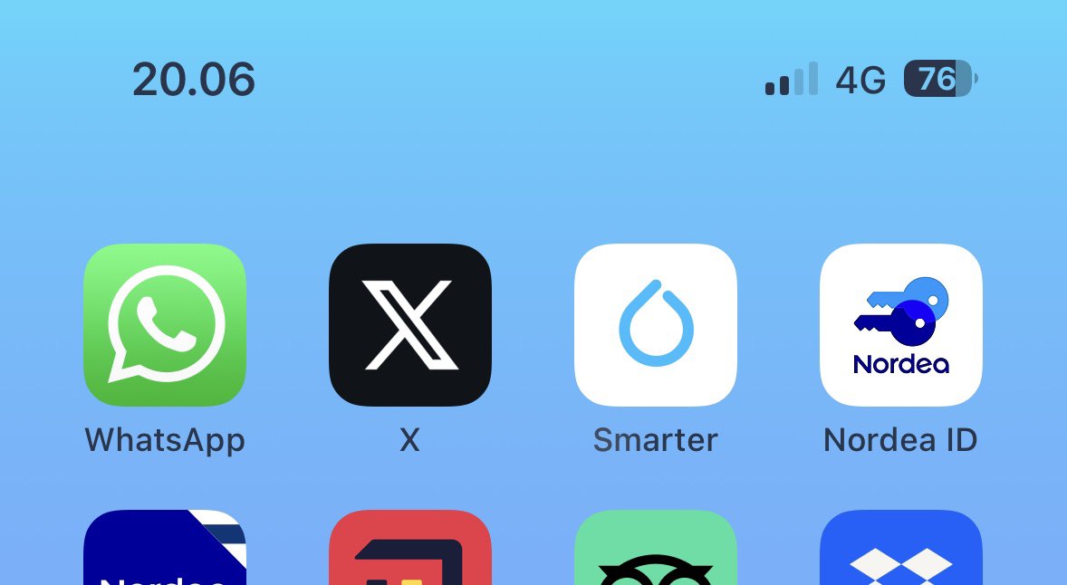 petterij's tweet image. Muistutus siitä, että ulkopuoliset hallitsevat puhelintasi - et sinä itse. Ohjelma vaihtuu itsekseen, etkä voi sille mitään. Twitterin lintu hävisi ja X tuli tilalle. Ja tämä laite tietää kaikki salaisuutesi…