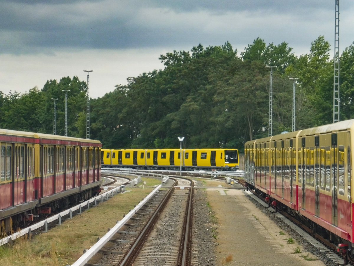 hubert_70's tweet photo. Komische S-Bahnen gibt's hier 🤔 https://t.co/MJXJC7dcUG