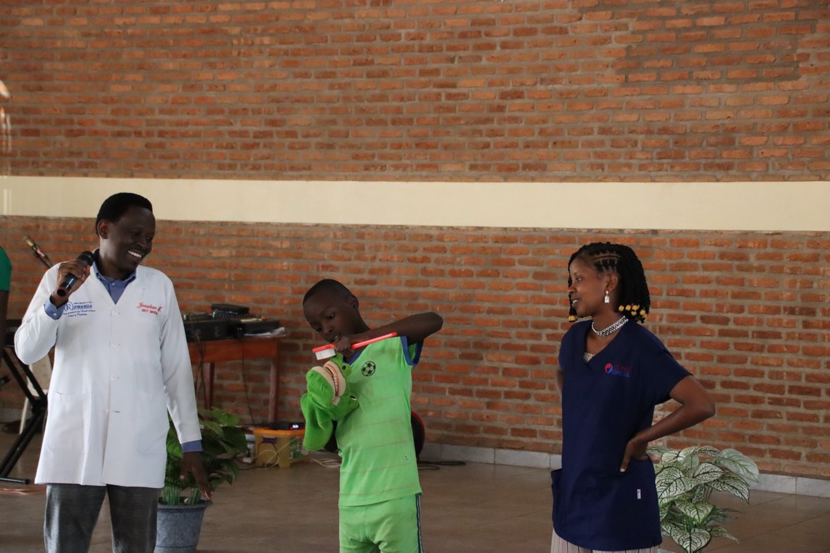 GSF_RC's tweet photo. Through day 4 experience, we had an enlightening session on oral hygiene by @OralRwanda, we are grateful for the toothbrush and toothpaste they're giving to every kid!
#Runbugesera #OralHealth #YouthSportCamp #Humility #Teamwork https://t.co/oko9dZALGC