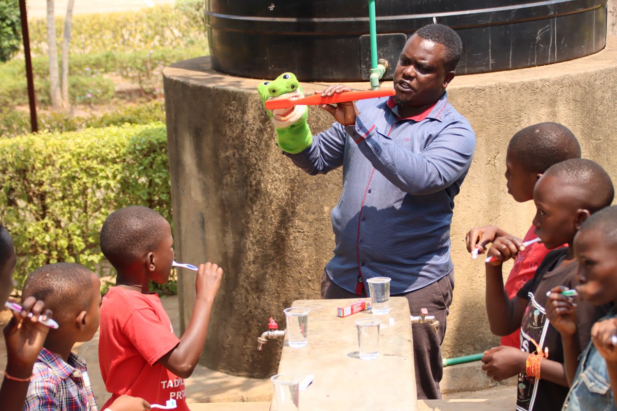 GSF_RC's tweet photo. Through day 4 experience, we had an enlightening session on oral hygiene by @OralRwanda, we are grateful for the toothbrush and toothpaste they're giving to every kid!
#Runbugesera #OralHealth #YouthSportCamp #Humility #Teamwork https://t.co/oko9dZALGC