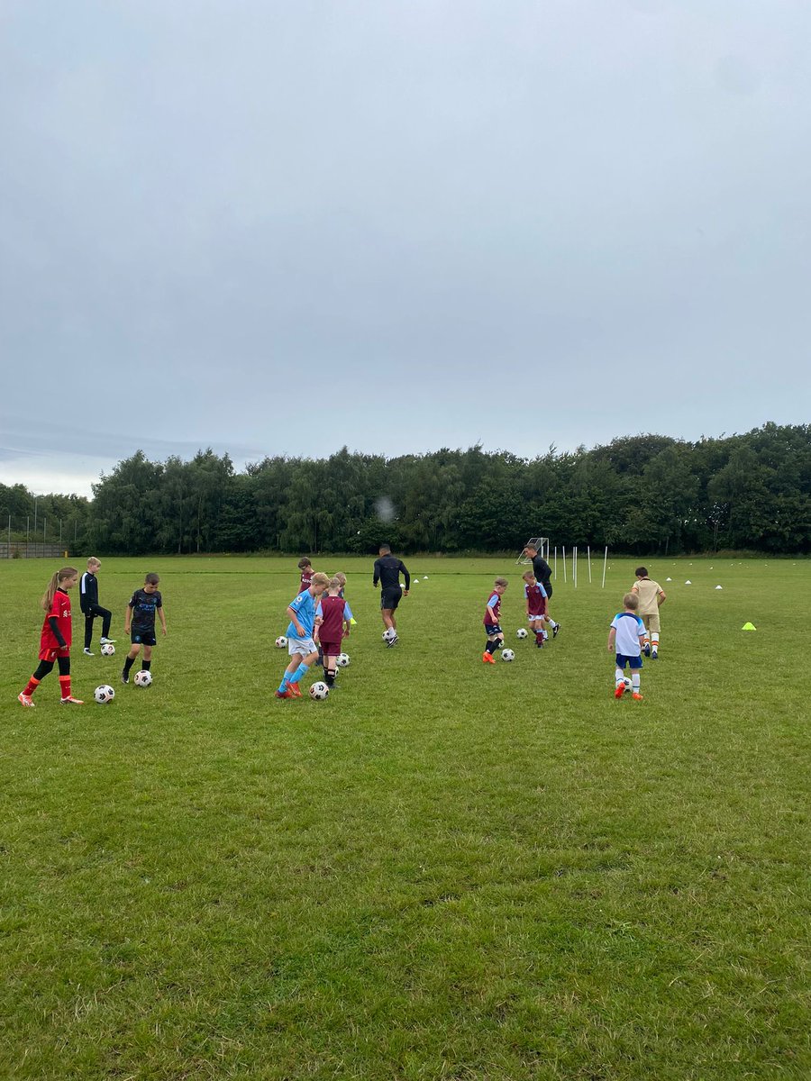 FFCoaching2's tweet photo. Another successful day to start week 2 off! 

Loads of fun and plenty of smiles on faces😁

Let’s make tomorrow even better! Book your place through the link in our bio⚽️⚽️

#frontfootcoaching #stafforshire #week2 #football #summercamp https://t.co/A1EmniiJ72