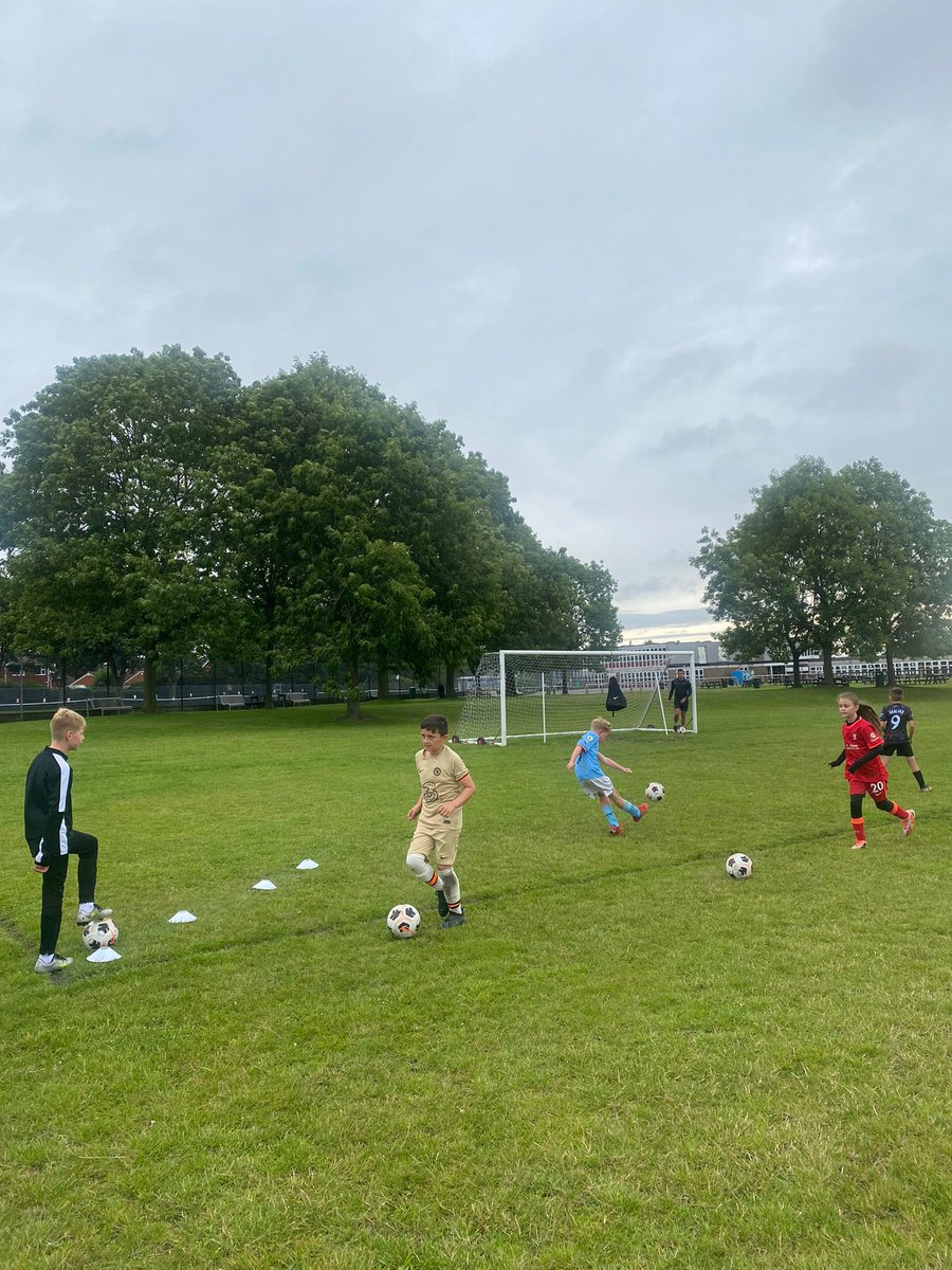 FFCoaching2's tweet photo. Another successful day to start week 2 off! 

Loads of fun and plenty of smiles on faces😁

Let’s make tomorrow even better! Book your place through the link in our bio⚽️⚽️

#frontfootcoaching #stafforshire #week2 #football #summercamp https://t.co/A1EmniiJ72