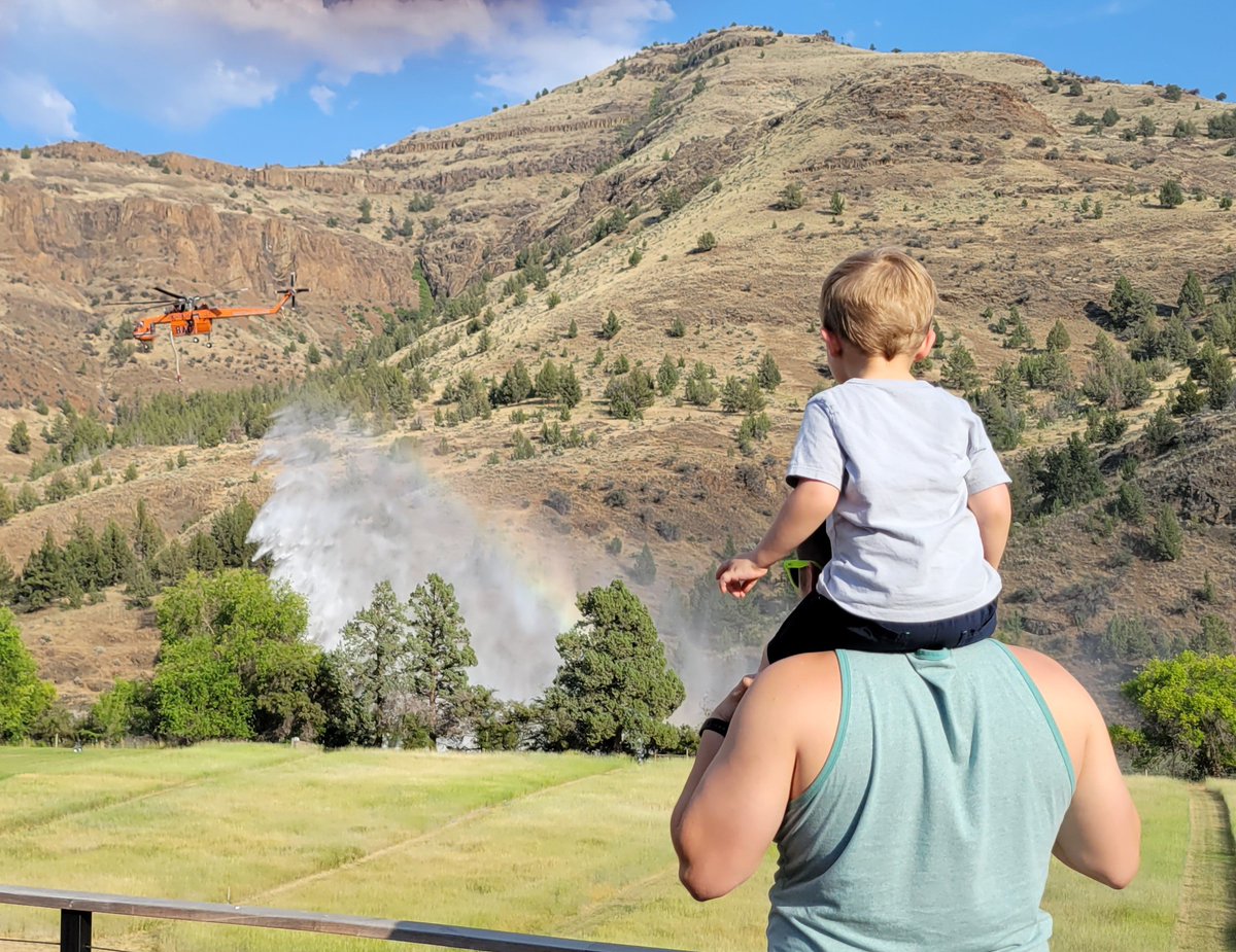 Front row balcony seating just in time for the perfect drop.  👀🚁

#AerialFirefighting #EricksonInc #AirCrane