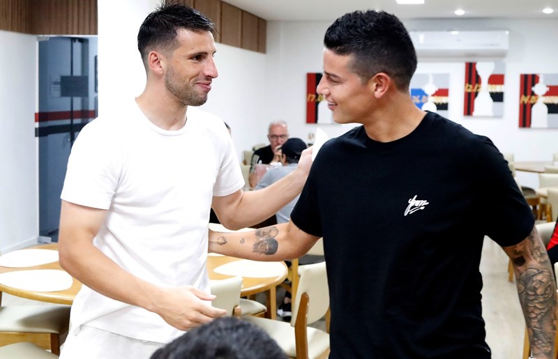 somosaopaulinos's tweet photo. James Rodríguez e Jonathan Calleri ❤️ https://t.co/fcmvJTZhhv
