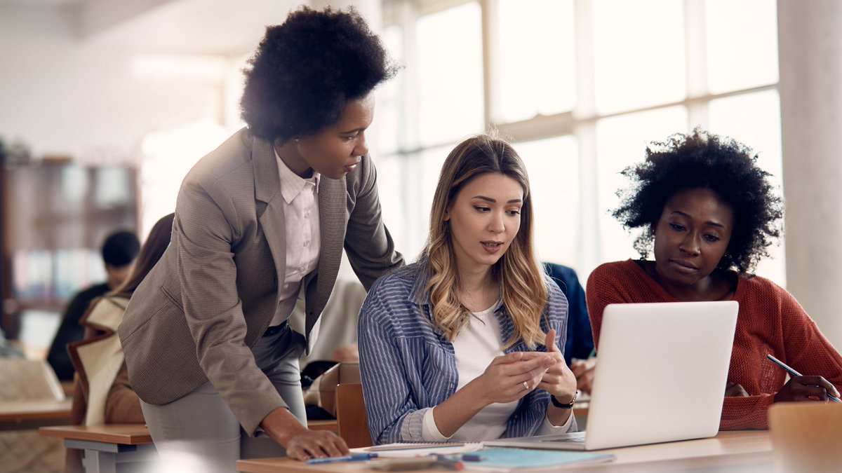 EveryLearnerNet's tweet image. #Antideficit #teachingpractices include reframing #coursematerials &amp;amp; design, incorporating #culturallyrelevantpedagogy, &amp;amp; fostering a culture of progress toward ambitious goals. #Students reflect on &amp;amp; understand their strengths &amp;amp; assets.

Read more: everylearnereverywhere.org/blog/how-anti-…