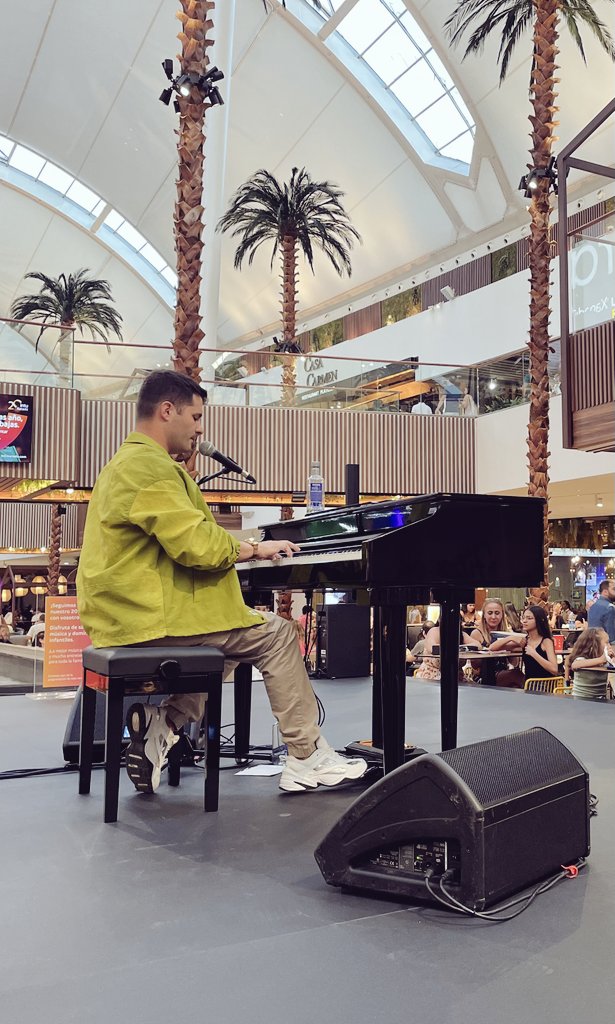 Gracias Madrid 🩵

No os hacéis la idea de las ganas que tenía de volver a subirme a un escenario y reencontrarme con todxs vosotrxs. Que levante la mano quien estuvo ahí 🙋🏻‍♂️

Gracias de ❤️ a <a href="/intuXanadu/">intu Xanadú</a> por contar conmigo para sus noches de ágora

Nos veremos pronto! Se os quiere