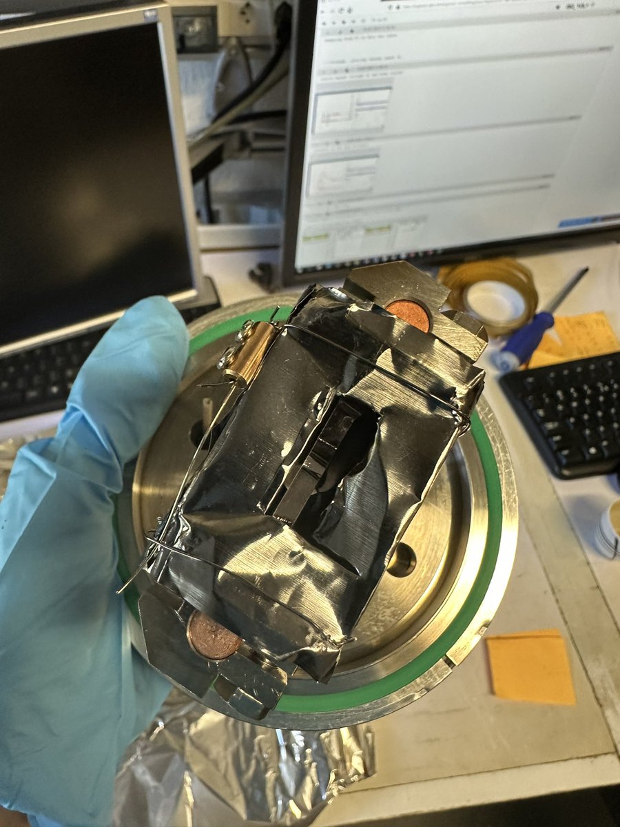 ionwik's tweet photo. us: wow we are so well focused on the implantation foil
the copper rod connected to the foil: you fools 

(I knew it was strange that the copper was getting so discoloured) https://t.co/7wzUDyRSw5