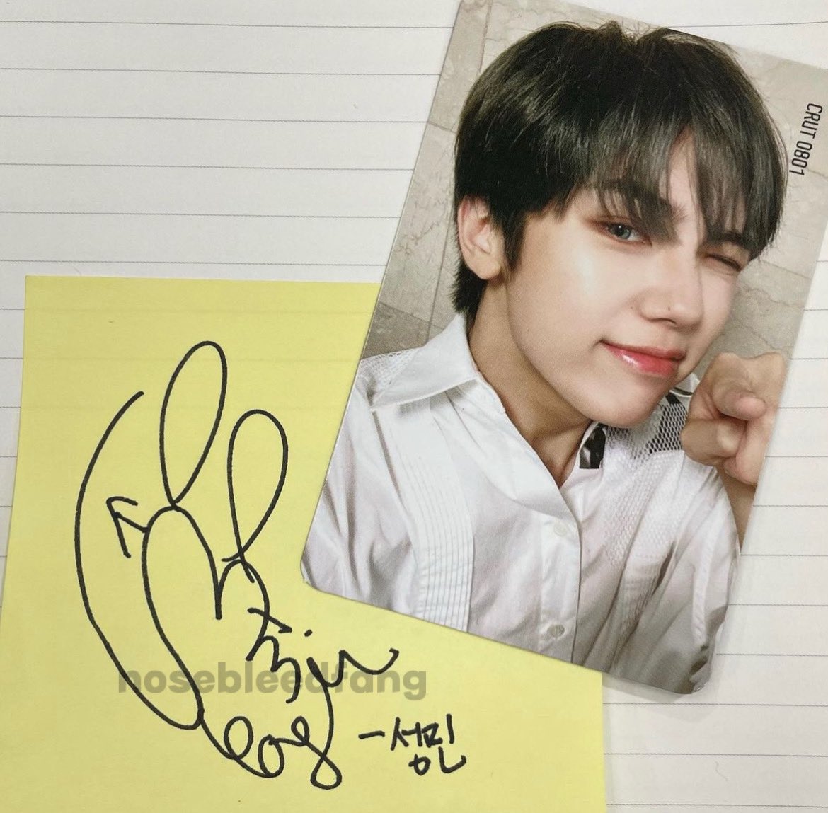 내가 회사에서 일하다가 성민이를 만난 적이 있단말야. 한참 고민하다가 매니저한테 허락받고 성민이한테 가서 저 싸인 한 장만 해주실 수 있을까요? 하고 싸인을 받았어..
그때는 대면이 없을 때라 영통만 하다가 실물을 처음 본 거였고 심지어 쌩얼이여서 못 알아볼 수밖에 없었거든?