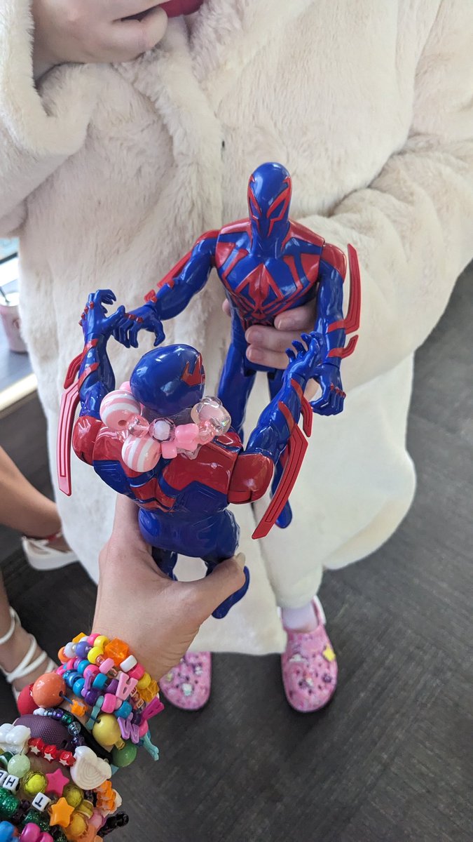 FrostyOreos's tweet photo. Anime Fest was so flippin fun omg #afest2023 #SpiderVerse #SpiderMan2099 #MiguelOHara #AcrossTheSpiderVerse https://t.co/ge7kun7w8o