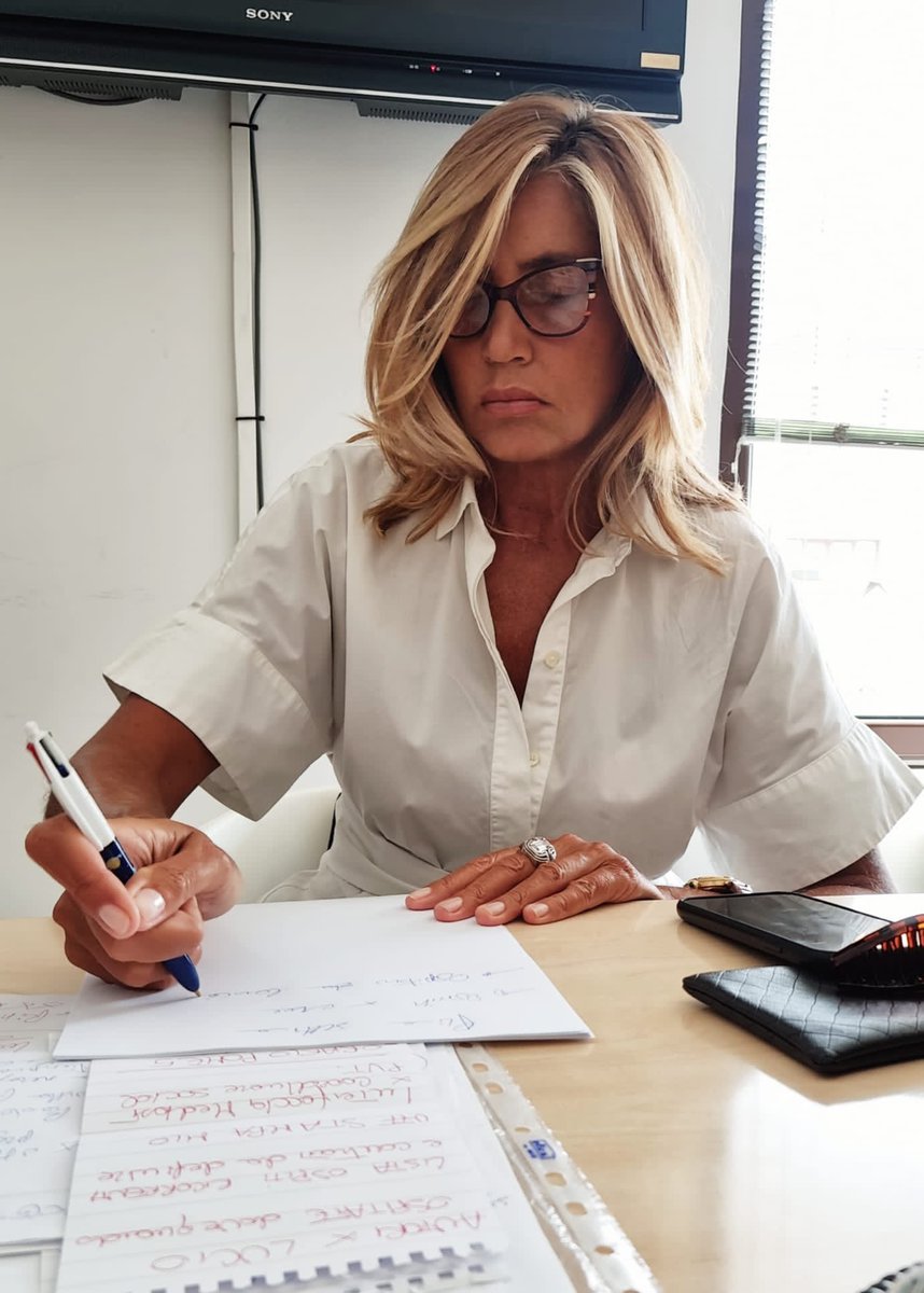 myrtamerlino's tweet photo. Idee, temi, fatti: da questi appunti, dal lavoro di queste settimane con gli autori e con tutta la squadra, nascerà il nostro #Pomeriggio5. Ed è solo l'inizio!

#mediaset #nuovasfida #canale5 https://t.co/eBvZ8pTmZt