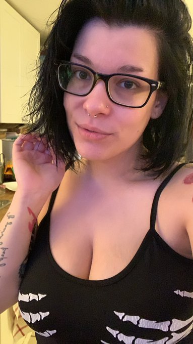 Just showered, gotta run some errands today https://t.co/8TyIElXKAi<a href="/tag/newprofilepic"class="tags"><span>#newprofilepic</span></a>