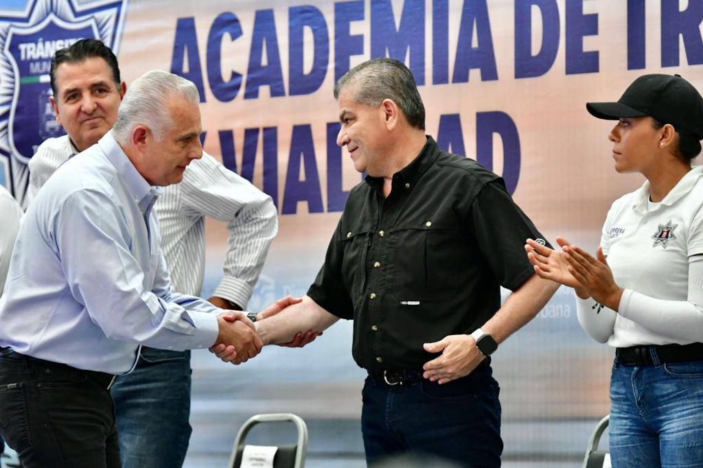 mrikelme's tweet photo. Esta mañana junto al alcalde de #Torreón, @RomanCepeda, llevamos a cabo el inicio de la Academia de Tránsito y Vialidad, la cual arranca con 70 aspirantes, quienes en el mes de octubre terminarán su preparación y se integrarán a vigilar las calles del municipio. (1/2) https://t.co/DneUfxrSRR