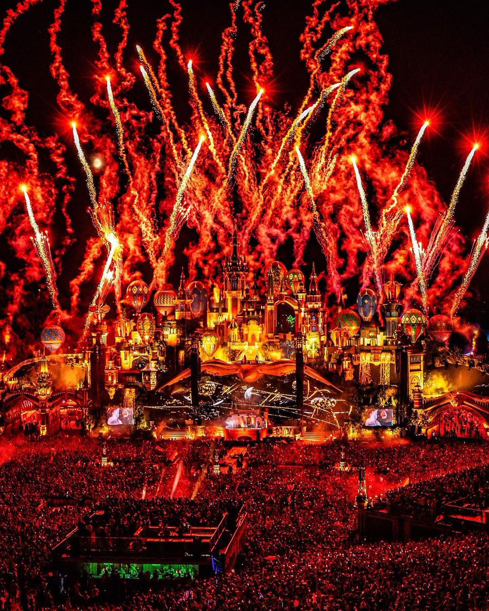 Festseasonmedia's tweet photo. Fireworks at Tomorrowland 🧡

(📸 via @AliveCoverage) https://t.co/oK9BdVaLlc
