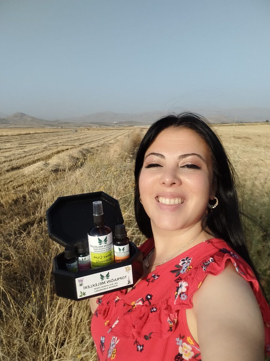 susuztarim's tweet image. 4yıl önce ABDden ata toprağım Burdur’a döndüm ve “Köylerinizi terk etmeyin!” diyerek işe koyuldum. ToprağınMelekleri ile birlikte “ot bile bitmez” denilen çorak topraklarda rengarenk çiçekler açtırdık.“Dayanamaz,döner,” diyenlere inat bugün 13 susuz tarım ürünüyle karşınızdayız!+