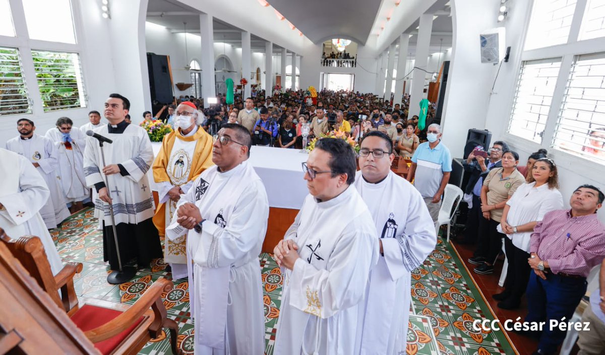 redvolucion_nic's tweet photo. #Nicaragua 🇳🇮|| 🤠 En desarrollo misa de la bajada de la imagen de santo Domingo de Guzmán  desde las sierritas de Managua, presidida por el cardenal Leopoldo Brenes, Arzobispo de Managua participan Alcaldesa de Managua , Reina Rueda y el vice alcalde Enrique Armas .❤️🖤 https://t.co/sCFHVxC74k