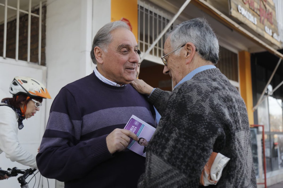 Abelfreidember1's tweet photo. #EstarCerca
Hoy visitamos a comerciantes de la zona de Ballofet y Quiroga para conocer sus inquietudes, y contarles nuestras propuestas para fortalecer sus emprendimientos. En la recorrida también nos encontramos con vecinos q nos manifestaron su apoyo y la necesidad de un cambio https://t.co/W6Foj2vJ6n
