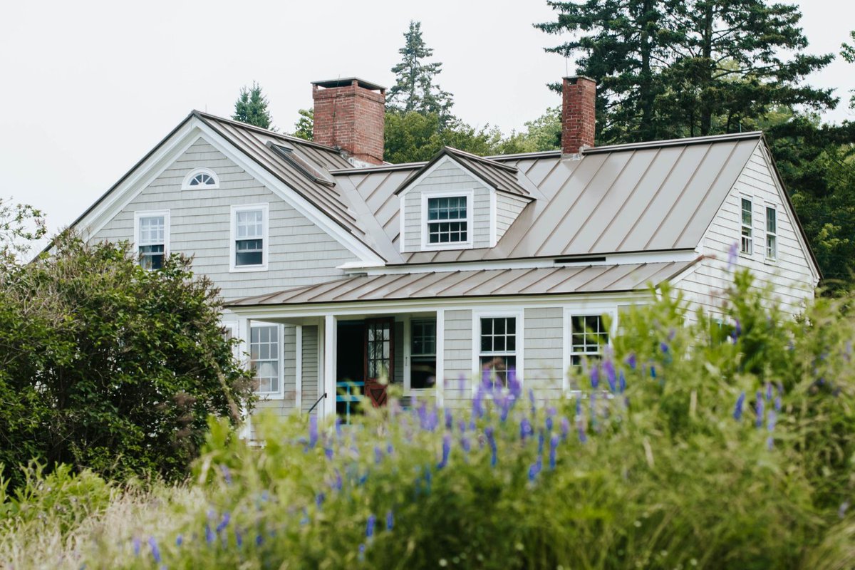 WernerRoofing's tweet photo. At Werner Roofing, customer satisfaction is our number one priority. That’s why we provide more than just standard roofing services. 

While asphalt roofs are the most popular roofing style, there is another high-value, practical option that many homeowners prefer: metal roofing. https://t.co/Paepc7caIX