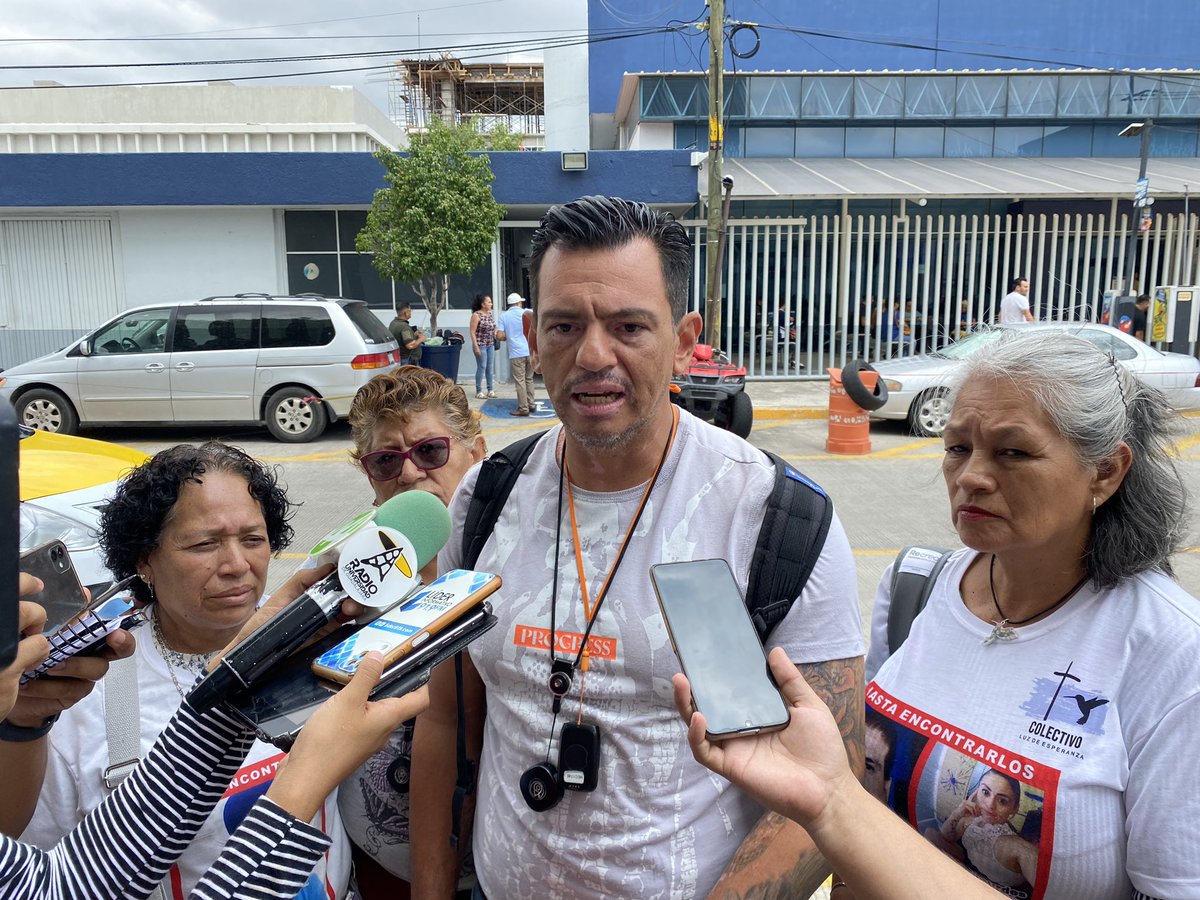 ZonaDocs's tweet photo. “Vamos a tener que cuidarnos más de la autoridad” dice el Colectivo Luz de Esperanza sobre la detención arbitraria de una madre buscadora que se opuso a que personal del Ayuntamiento de Tlaquepaque retirara las cédulas de búsqueda que previamente se habían colocado en una brigada https://t.co/A6yZCFT8eI