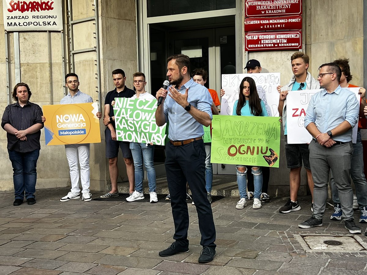 Miszalski_'s tweet photo. Walka o klimat jest dla młodych ważna, bo to oni będą musieli radzić sobie ze zdegradowanym przez nas środowiskiem. #ReceptaNaKlimat to ogólnopolski protest zorganizowany przez @NG_Malopolskie. Cieszę się, że mogłem być dziś z Wami i każdego dnia walczyć o naszą wspólną sprawę!✌️ https://t.co/C7SlnPeOPC