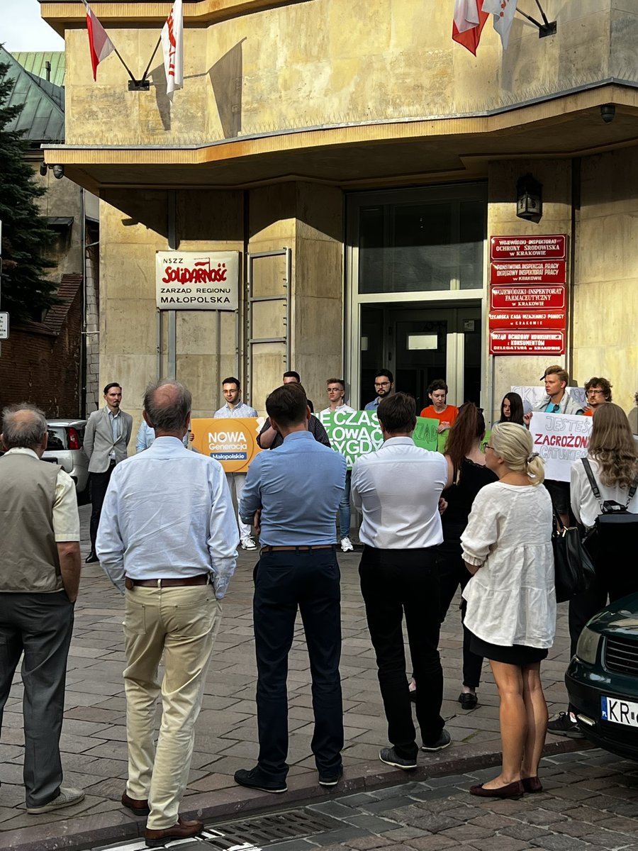 Miszalski_'s tweet photo. Walka o klimat jest dla młodych ważna, bo to oni będą musieli radzić sobie ze zdegradowanym przez nas środowiskiem. #ReceptaNaKlimat to ogólnopolski protest zorganizowany przez @NG_Malopolskie. Cieszę się, że mogłem być dziś z Wami i każdego dnia walczyć o naszą wspólną sprawę!✌️ https://t.co/C7SlnPeOPC