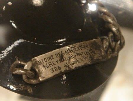 literlandweb1's tweet photo. Pulsera de Antoine Saint Exupery, encontrada en el mar por un pescador en 1998. El autor de #ElPrincipito desapareció en el Mediterráneo abatido por un caza alemán mientras pilotaba un avión de reconocimiento el 31 de julio de 1944, hace hoy 79 años. https://t.co/dV6UdQMdQJ