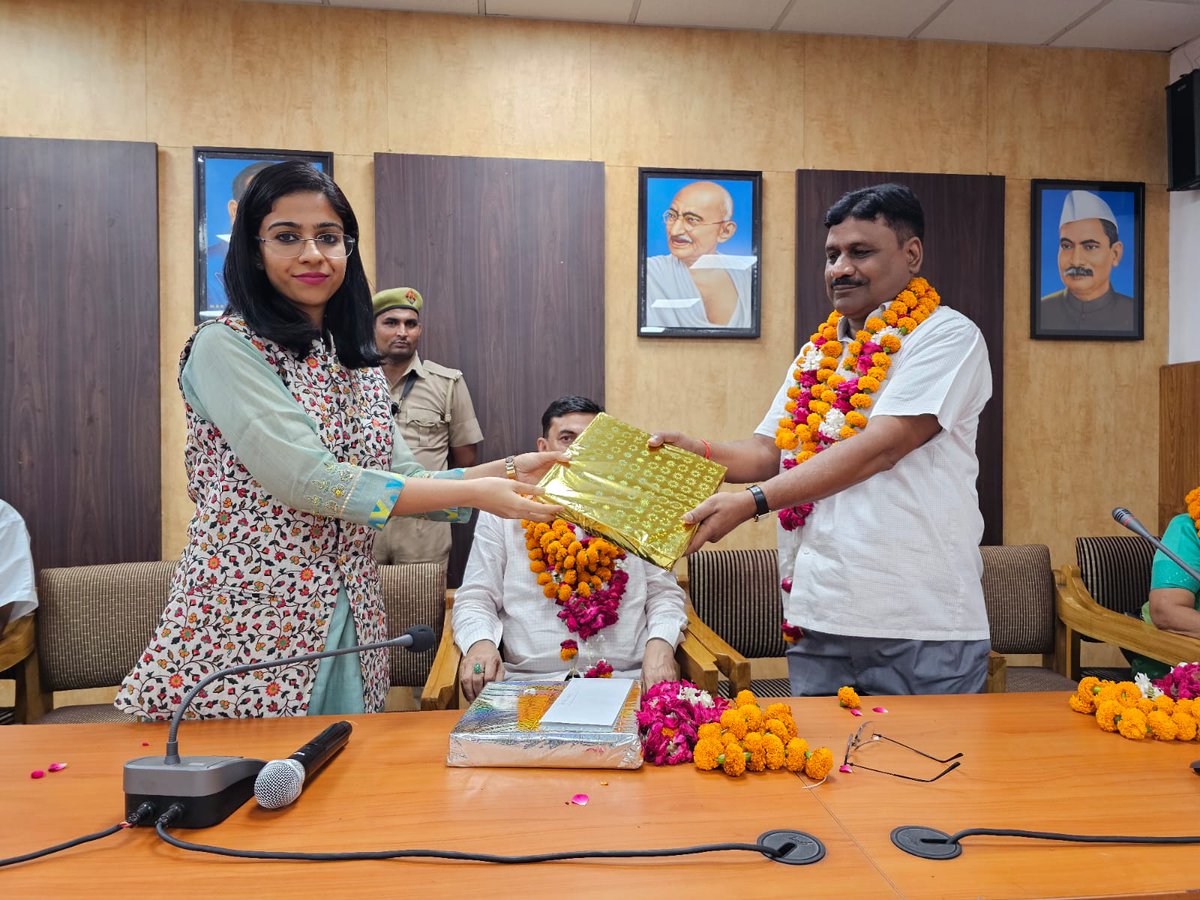 Labour Commissioner Office UP (@uplabourdept) on Twitter photo आज कार्यालय मे कर्मचारियों का सेवानिवृति कार्यक्रम का आयोजन किया गया|
आपके उज्ज्वल एवं सुखद भविष्य की कामना करती हूँ- अपर श्रम आयुक्त <a href="/saumyapandey999/">Saumya Pandey</a> आज कार्यालय मे कर्मचारियों का सेवानिवृति कार्यक्रम का आयोजन किया गया|
आपके उज्ज्वल एवं सुखद भविष्य की कामना करती हूँ- अपर श्रम आयुक्त <a href="/saumyapandey999/">Saumya Pandey</a>